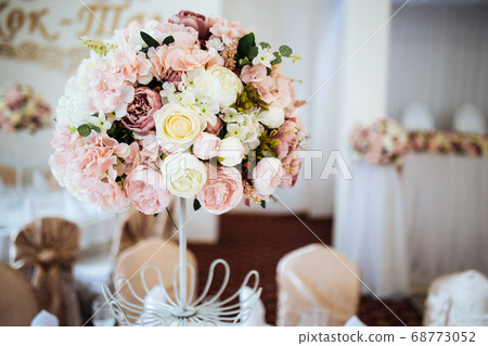 Tender pink flower bouquet on the banquet table Tender pink flower bouquet on the banquet table 68773052