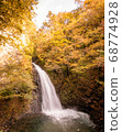 大仙瀑布和秋天的落葉 68774928