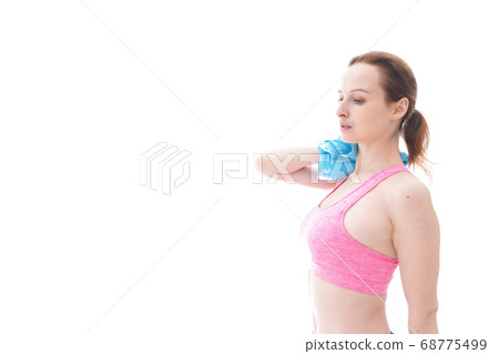 做瑜伽的少婦佩帶的運動服 做瑜伽的少婦佩帶的運動服 68775499