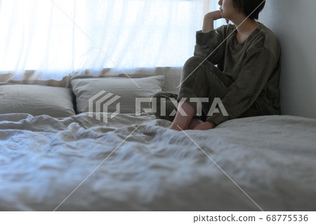 Women in their twenties 68775536