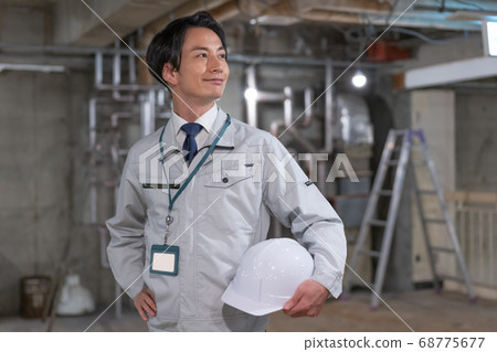 導演用一隻手在頭盔檢查現場 導演用一隻手在頭盔檢查現場 68775677