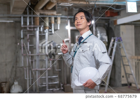 導演用一隻手在頭盔檢查現場 導演用一隻手在頭盔檢查現場 68775679
