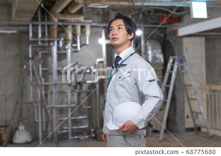 導演用一隻手在頭盔檢查現場 導演用一隻手在頭盔檢查現場 68775680