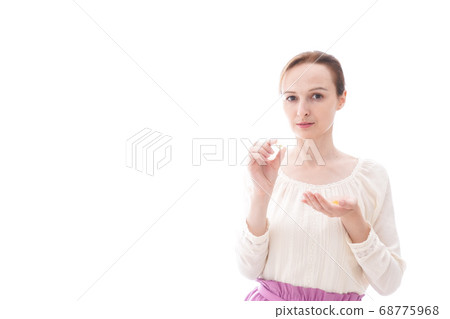 微笑的年輕女子喝補品 68775968