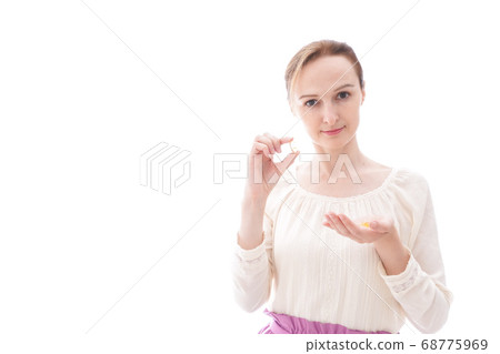 微笑的年輕女子喝補品 68775969