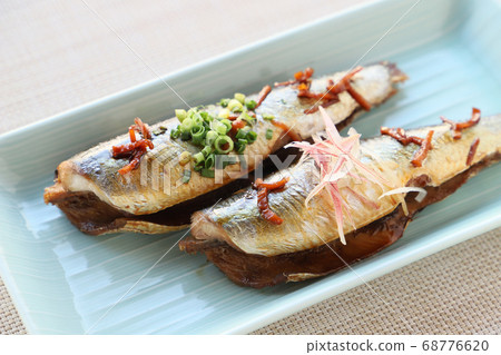 Boiled sardines with ginger 68776620