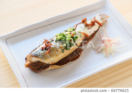 Boiled sardines with ginger 68776625