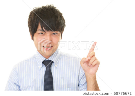 指示一個微笑的商人 68776671
