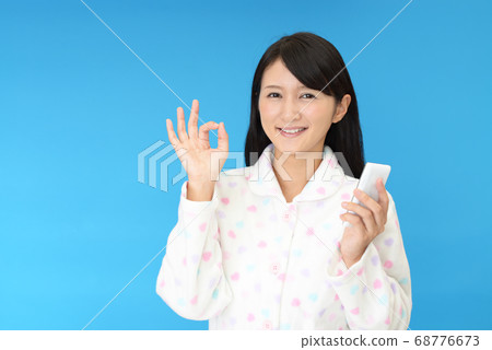 有智能手機的一名微笑的婦女 68776673