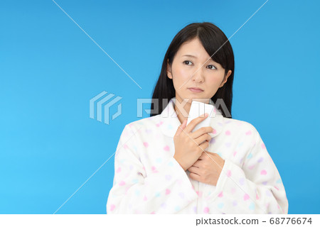 一個焦慮的表情的女人 一個焦慮的表情的女人 68776674