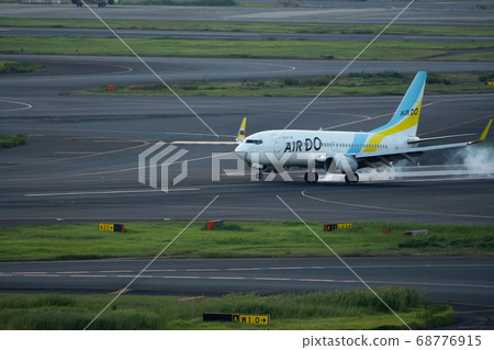 Airport Plane Haneda Airport Landing Sunset Evening Afternoon Airline Engine Brake Air Do 68776915