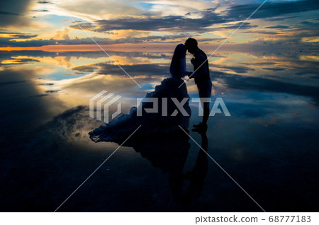Bride and groom in the mirror of the sky 68777183