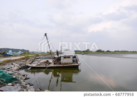 封閉港口Haje港口廢棄漁船 封閉港口Haje港口廢棄漁船 68777958