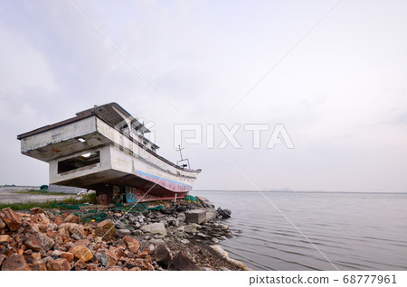 封閉港口Haje港口廢棄漁船 封閉港口Haje港口廢棄漁船 68777961