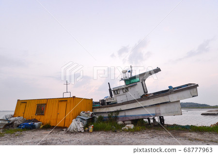 封閉港口Haje港口廢棄漁船 68777963