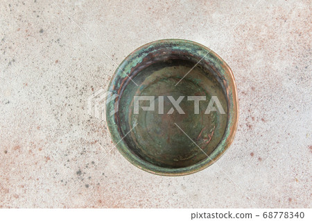 Antique copper flower pot 68778340