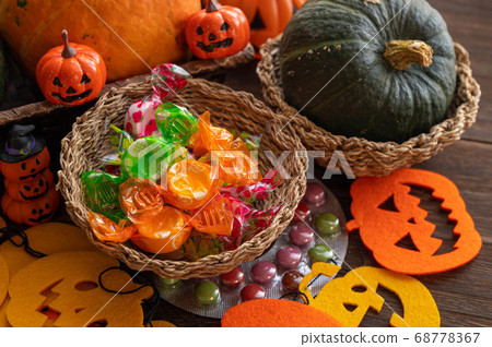 萬聖節糖果和南瓜 68778367