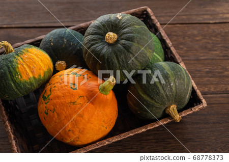 Lots of pumpkins 68778373