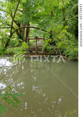 River Windrush in Cotswold town of Burford - River Windrush in Cotswold town of Burford - 68778443