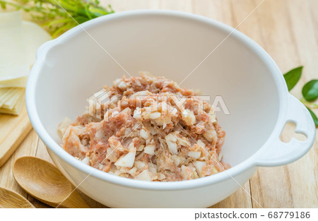 豬肉碎和洋蔥熟的切碎的成分 68779186