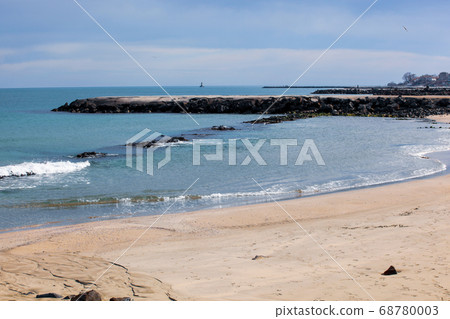 Beach And Sea In Bright Sunlight Beach And Sea In Bright Sunlight 68780003