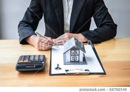 Real estate agent working sign agreement document Real estate agent working sign agreement document 68780540