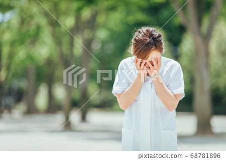 白色外套哭泣的婦女 68781896