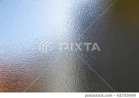 磨砂的窗戶和外面的景色 磨砂的窗戶和外面的景色 68783699