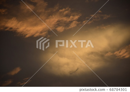 Sunset sky pattern A sudden change in the sunset sky 68784301