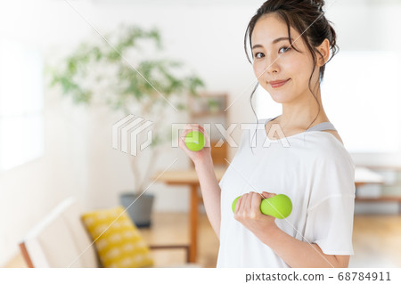 做與啞鈴的少婦力量訓練在屋子裡 68784911
