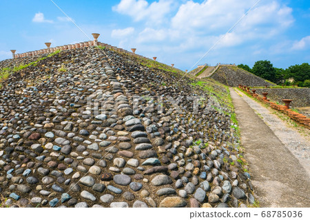 Mounds and thatched stones 68785036