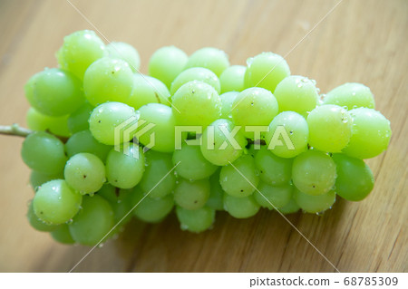 Fresh shine muscat on the table 68785309