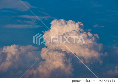 夏日的天空Cumulonimbus d-3在傍晚的天空中栩栩如生 夏日的天空Cumulonimbus d-3在傍晚的天空中栩栩如生 68785313