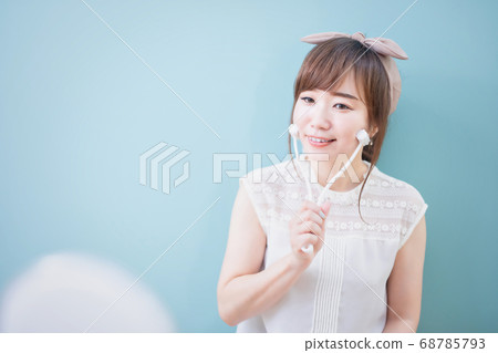 使用美麗的面孔的婦女 使用美麗的面孔的婦女 68785793