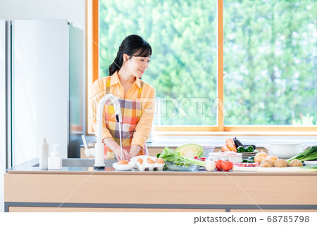 Middle aged woman cooking in the kitchen 68785798