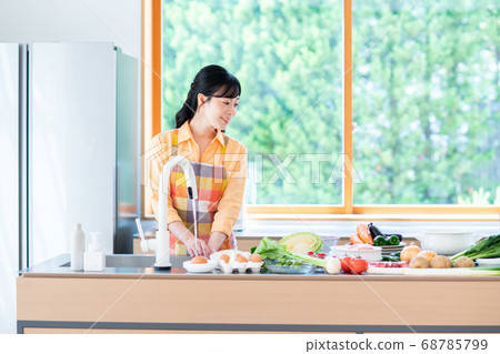 Middle aged woman cooking in the kitchen 68785799