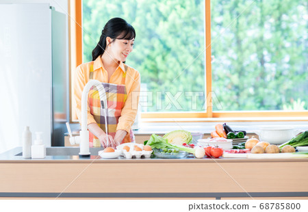 中年女子在廚房做飯 中年女子在廚房做飯 68785800
