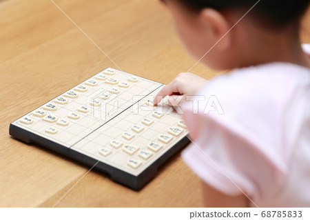 A girl playing shogi 68785833