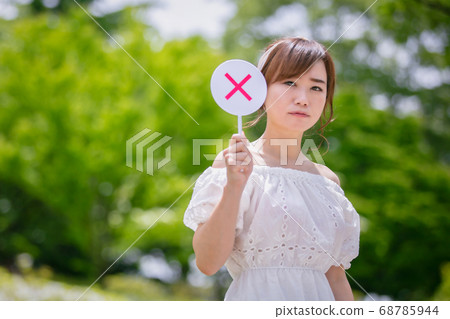帶著一盤十字架的亞洲女人 帶著一盤十字架的亞洲女人 68785944
