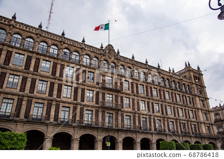 墨西哥，建築物和國旗在墨西哥城索卡洛 68786418