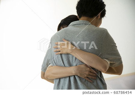 擁抱夫婦 68786454