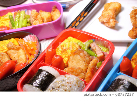 為孩子準備午餐 68787237