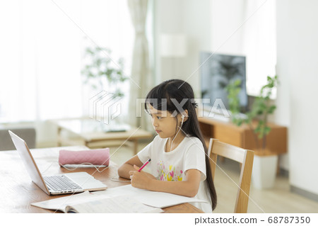 女孩在家學習 68787350