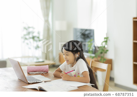 在家學習的女孩 在家學習的女孩 68787351