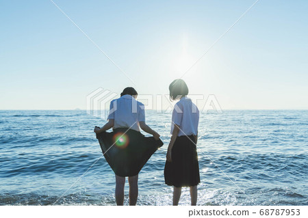 女學生在海上日落 68787953