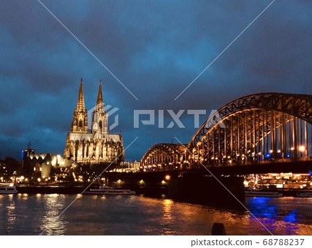 Night view of Cologne Cathedral and Chain Bridge after rain 68788237