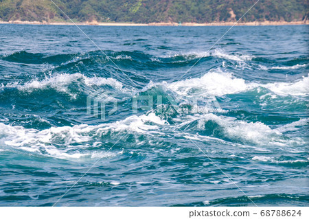 愛媛縣瀨戶內海和栗島海峽今治市的洶湧潮流 愛媛縣瀨戶內海和栗島海峽今治市的洶湧潮流 68788624