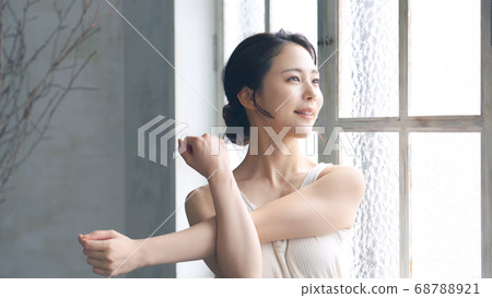 Relaxing woman body care beauty salon 68788921