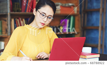 Woman studying telework 68788922