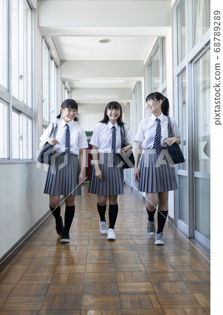 初中學生在走廊裡並排行走 68789289